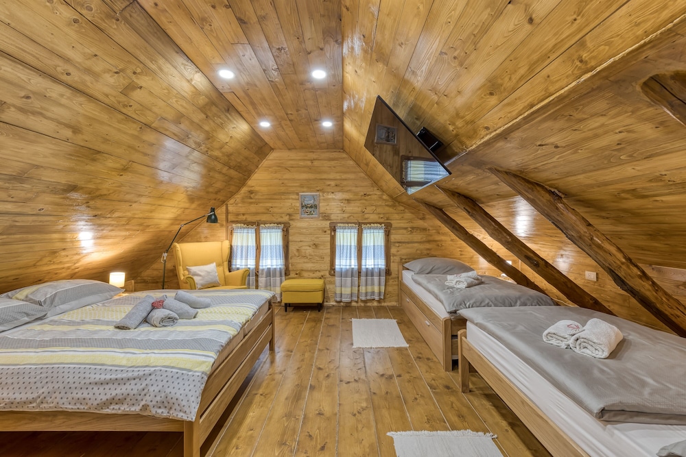 Family House, Multiple Bedrooms, Mountainside (Eco House Lina With Hot Tub and Sauna) photo 2