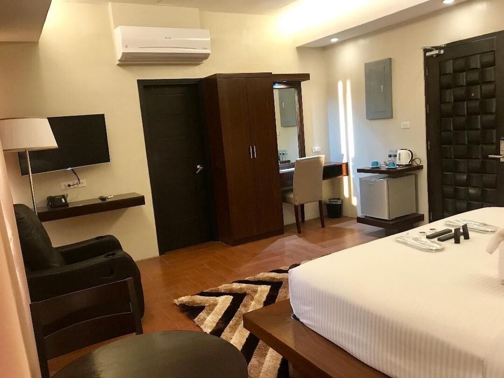 Executive Suite - Photo 4