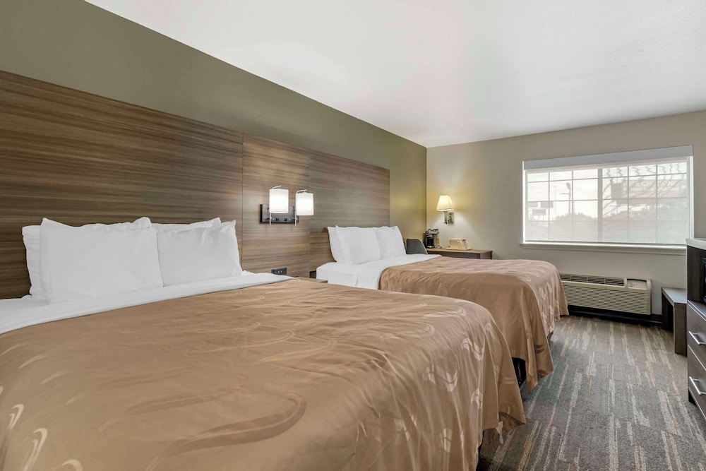Standard Room, Multiple Beds, Non Smoking (1 King, 2 Queens) - Photo 3