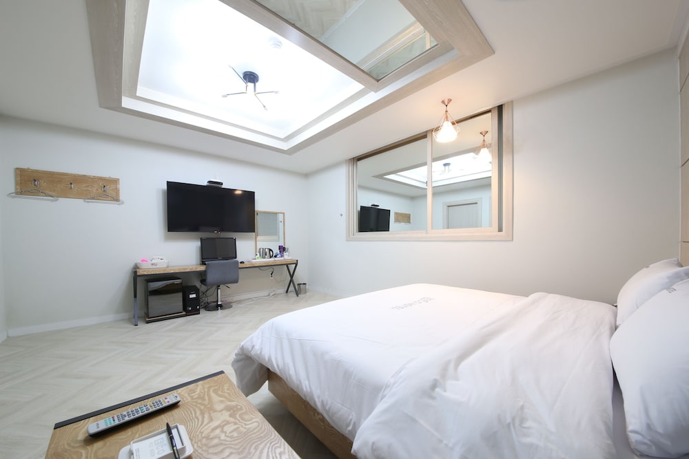 Deluxe Room, Bathtub - Photo 3