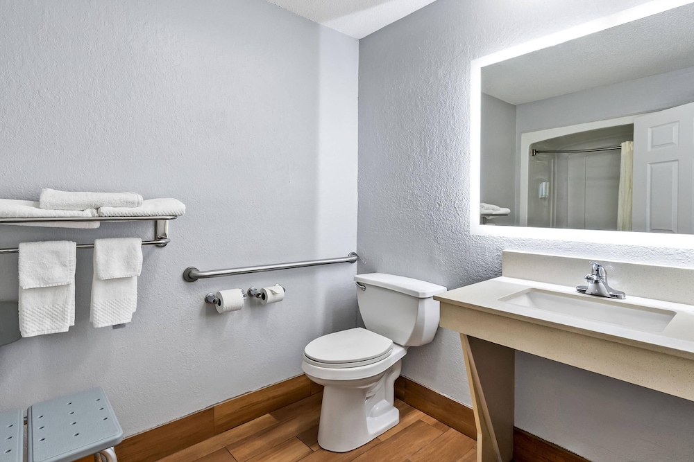 Room, 1 King Bed, Accessible - Photo 3