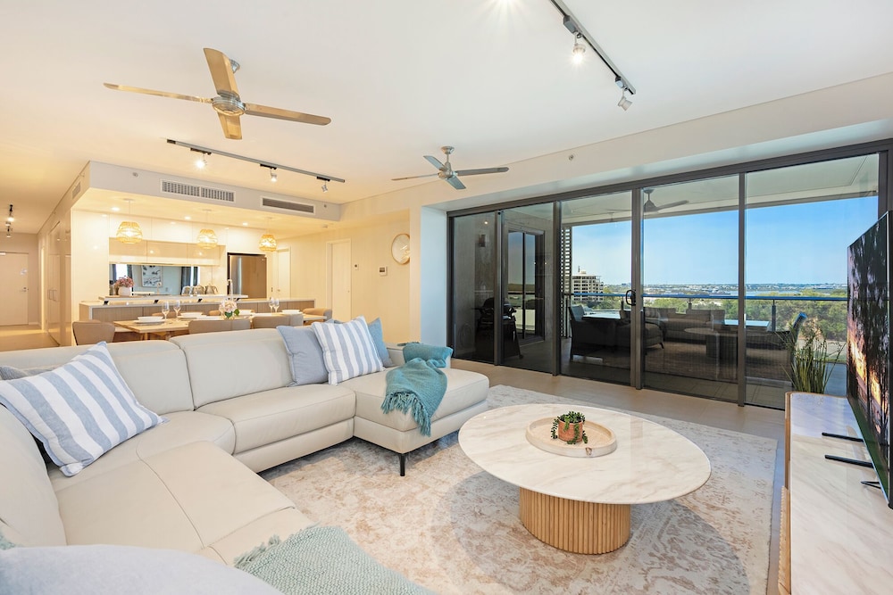 Luxury Apartment, 3 Bedrooms, Sea View, Beachfront photo 3