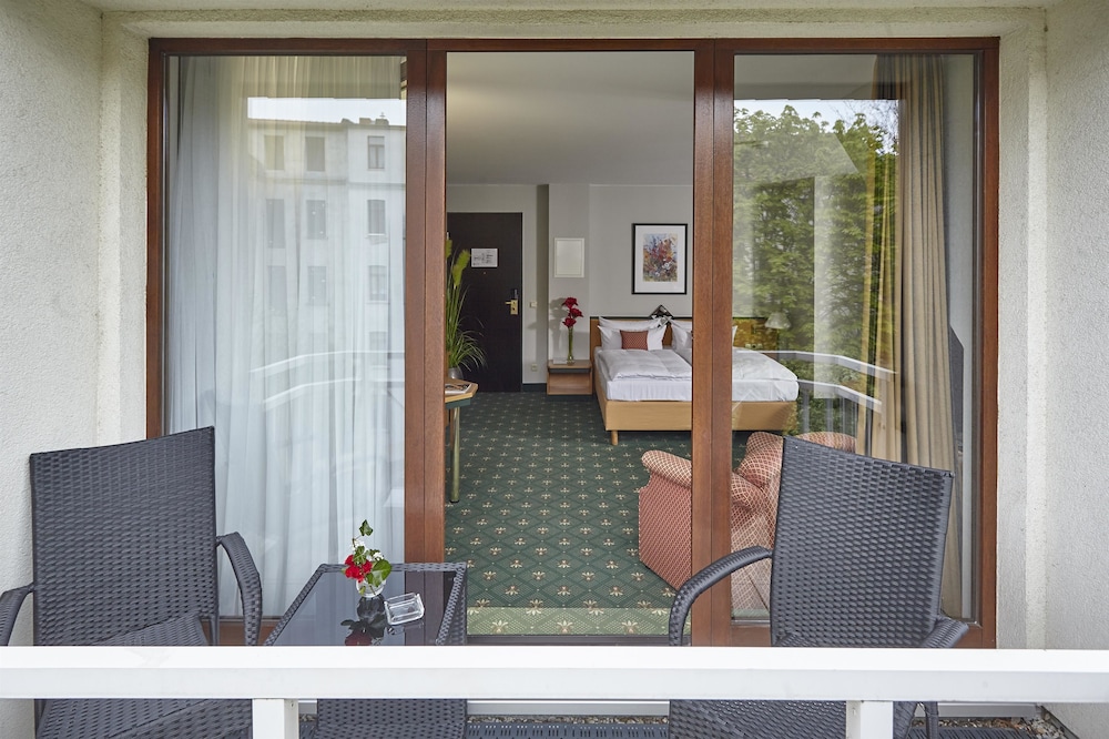 Comfort Room, 1 Queen Bed, Garden View (Business Room) photo 1