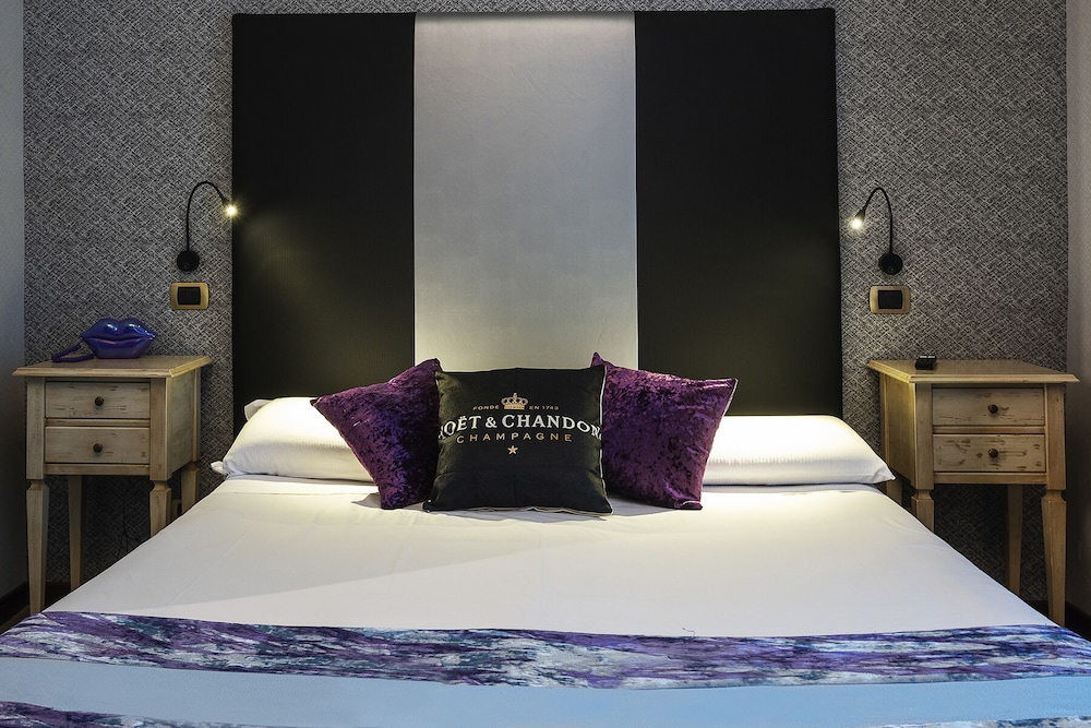 Deluxe Double Room, Jetted Tub - Photo 1
