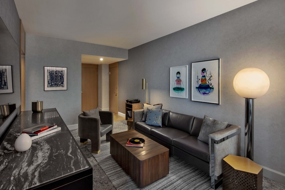 Suite, 1 Bedroom, City View (Corner) - Photo 4
