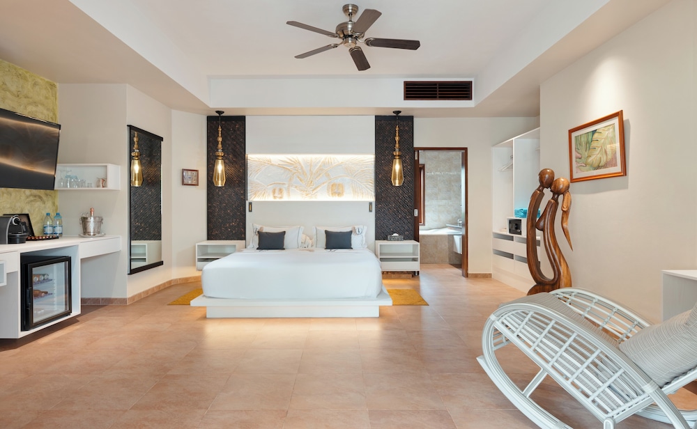 Honeymoon Suite - Photo 7