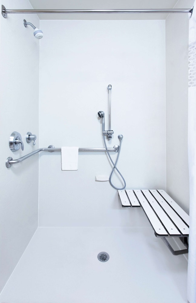 Studio, 2 Queen Beds, Accessible, Non Smoking (Mobility & Hearing, Roll-in Shower) - Photo 5