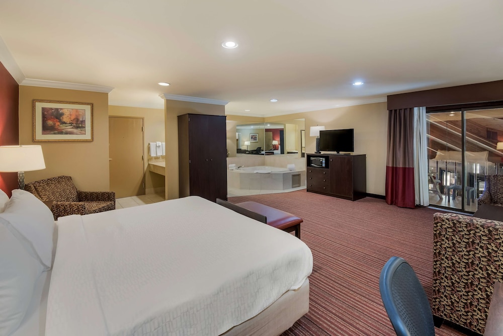 Standard Room, 1 King Bed, Non Smoking, Jetted Tub (Oversized Room) photo 3