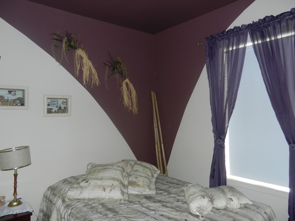 Room, Shared Bathroom photo 2