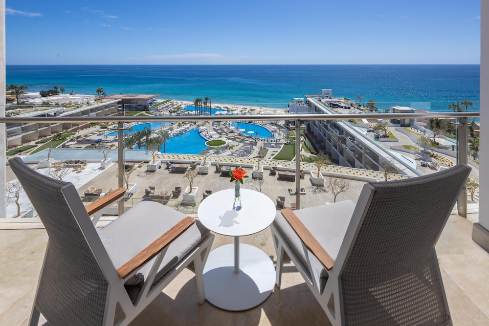 Royale Deluxe Ocean View - Two Double Beds thumbnail 5