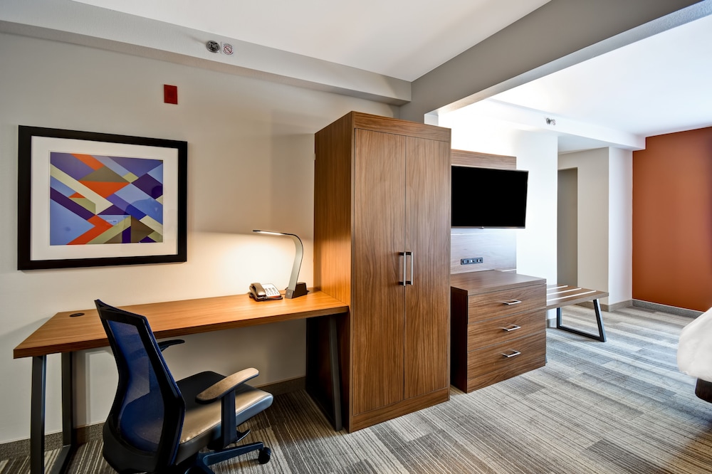 Suite, 1 King Bed, Accessible (Communications) - Photo 3