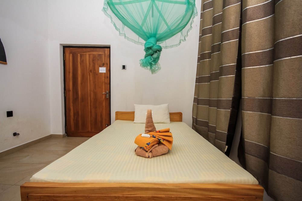Basic Single Room, 1 Twin Bed (Shared Bathroom With Fan) photo 3