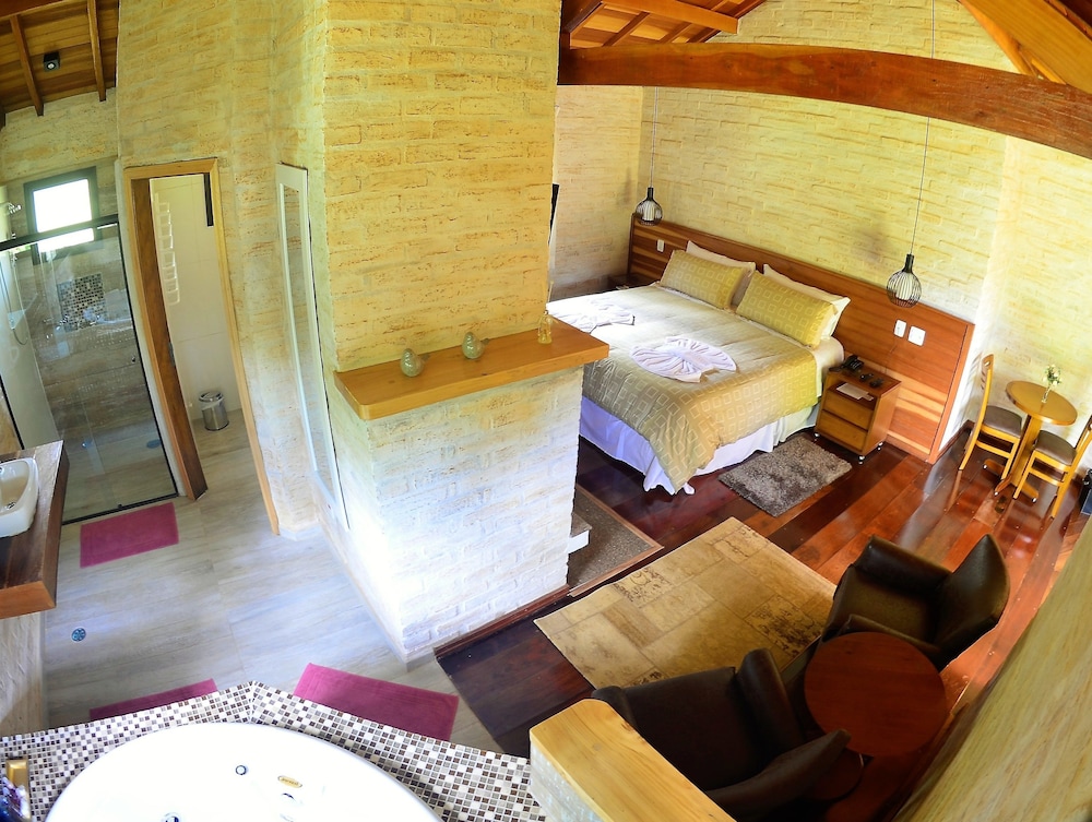 Deluxe Chalet, 1 King Bed, Hot Tub, Garden Area photo 3