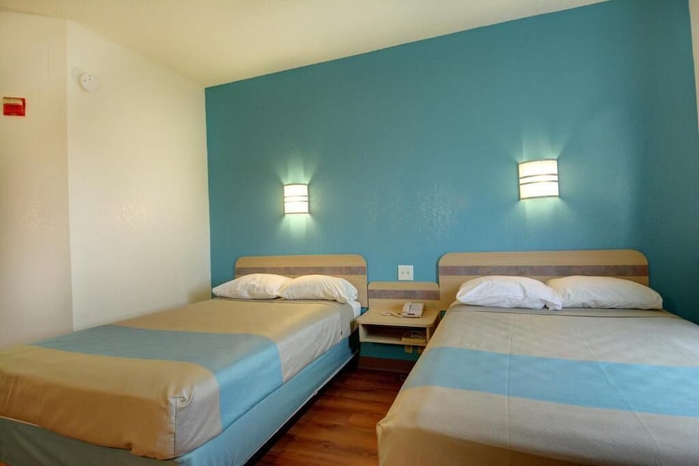 Standard Room, 2 Double Beds, Non Smoking photo 3