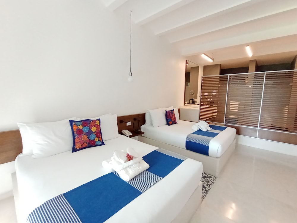 Deluxe Room, 2 Queen Beds - Photo 2