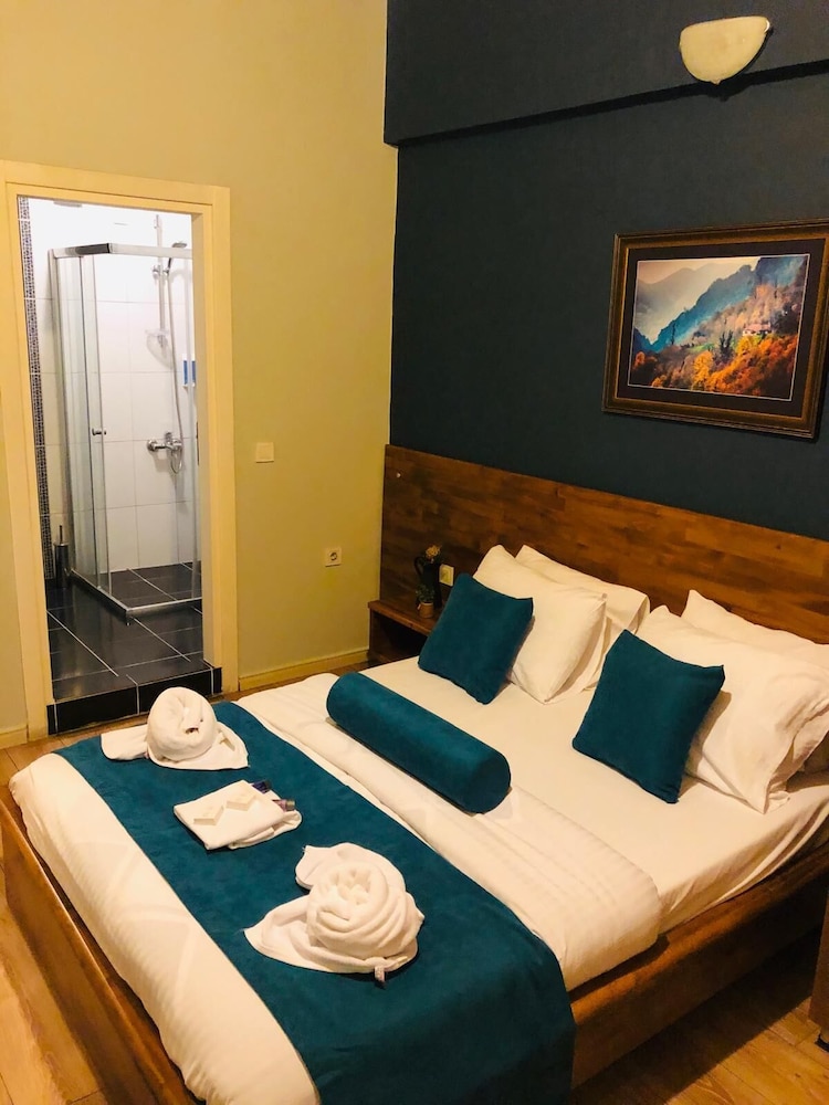 Comfort Chalet, 1 Queen Bed, Balcony, Mountain View photo 1