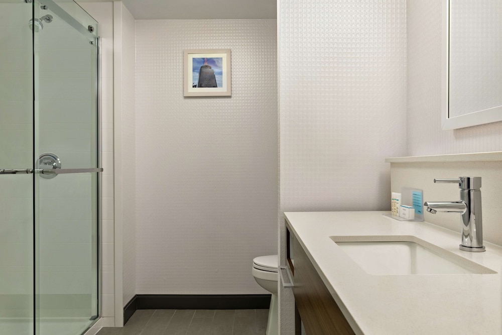 Room, 1 King Bed (Mini Fridge) - Photo 2