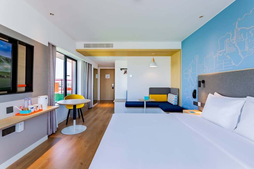 Standard Room, 1 King Bed, Balcony (Smart Room) photo 1