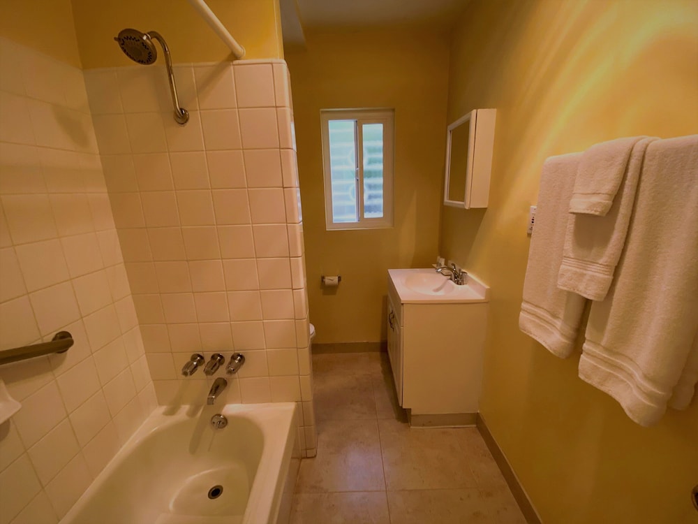 Executive Room, 2 Queen Beds thumbnail 6