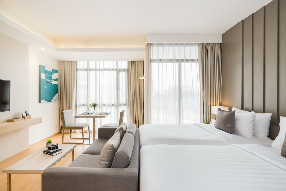 Deluxe Room, City View - Photo 6
