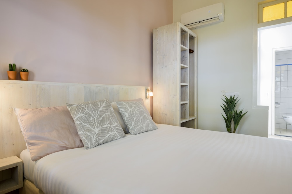 Comfort Room, 1 Queen Bed photo 2
