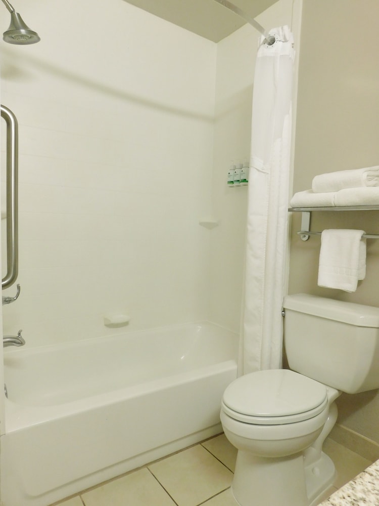 Basic Room, 1 King Bed - Photo 4