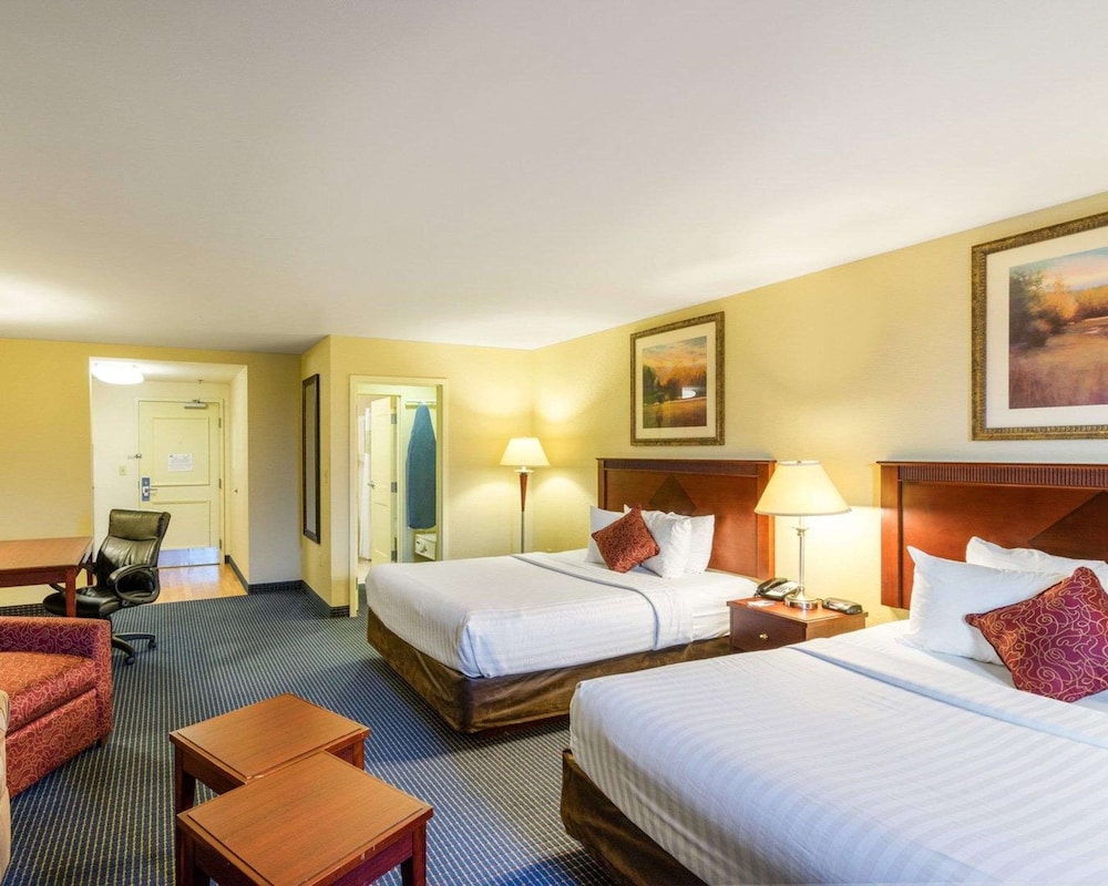 Suite, 2 Queen Beds, Non Smoking - Photo 2