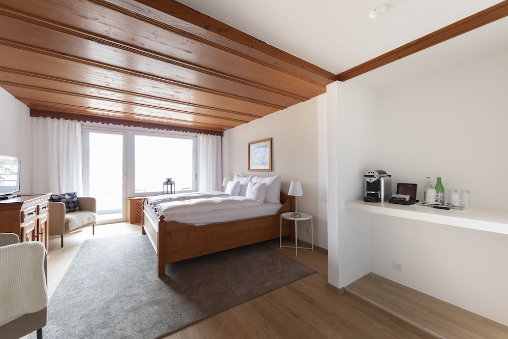 Deluxe Room, 1 Bedroom, Balcony, Mountain View photo 3