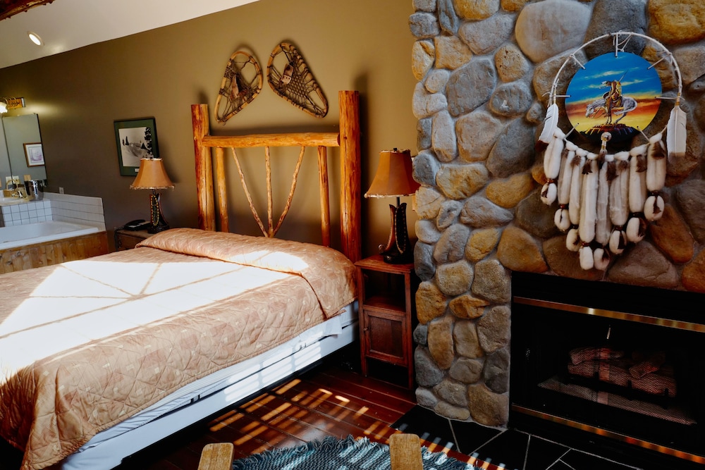 Standard Suite, 1 King Bed, Non Smoking, Fireplace photo 2