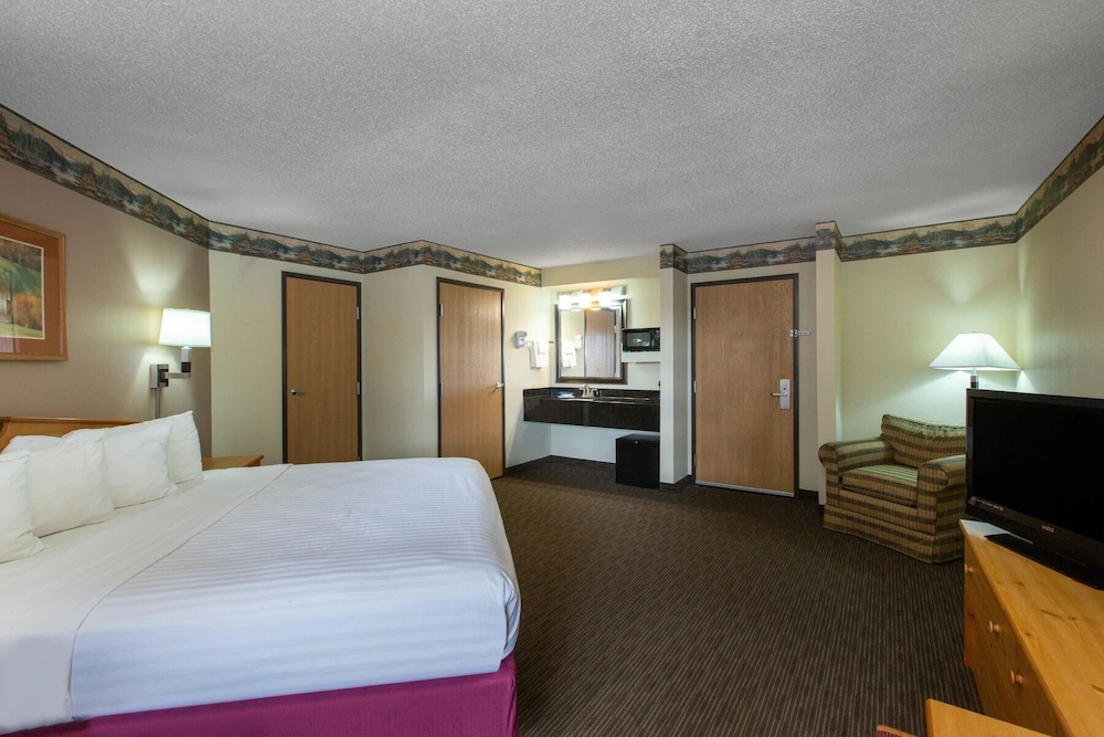 Room, 1 King Bed - Photo 3