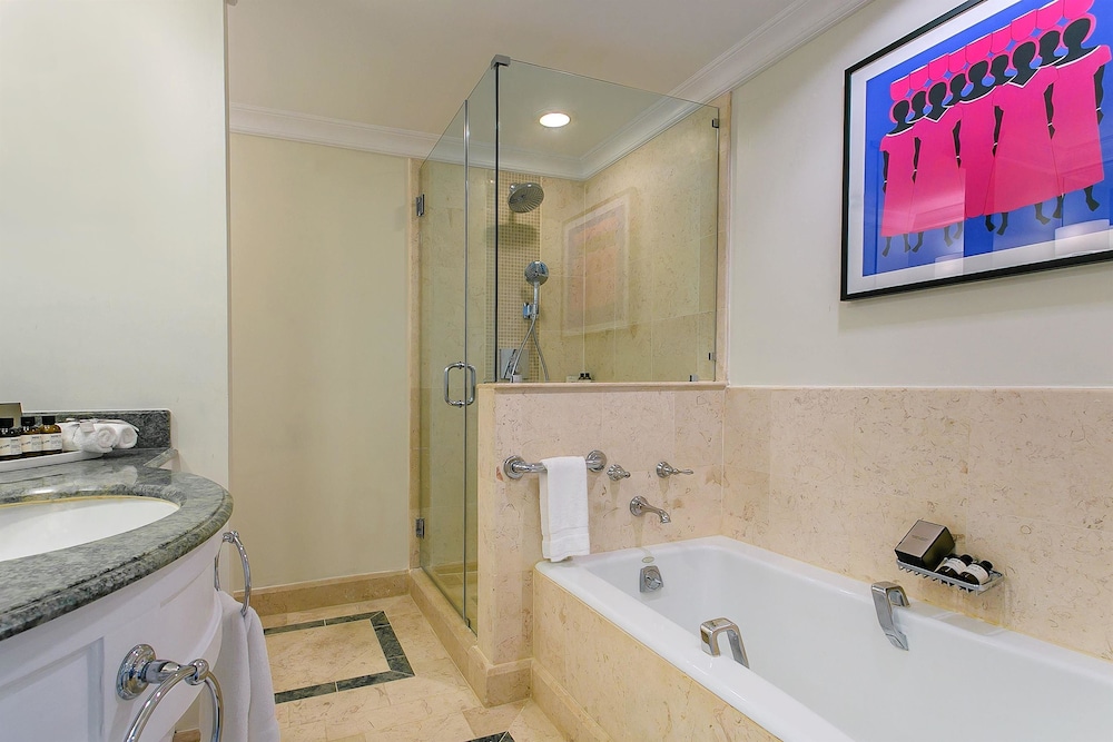 Suite, 1 King Bed, Beachfront - Photo 16