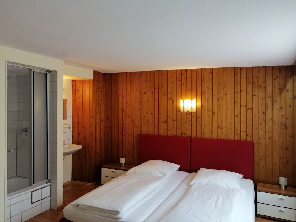 Basic Double Room, Ensuite photo 2