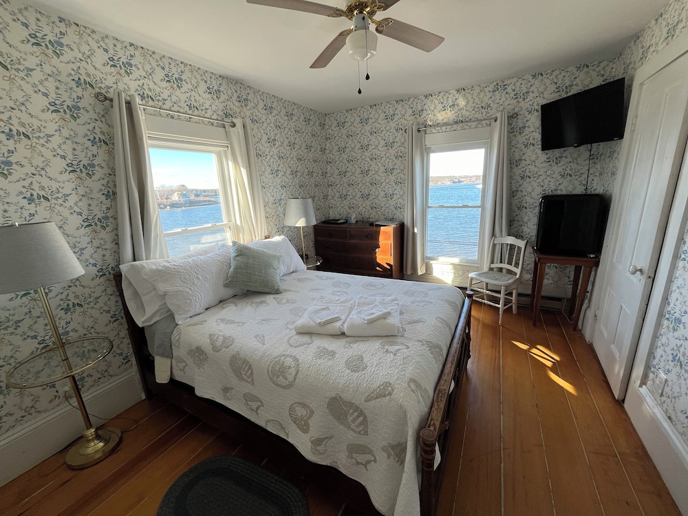 Traditional Room, 1 Queen Bed, Bay View, Beachside photo 1