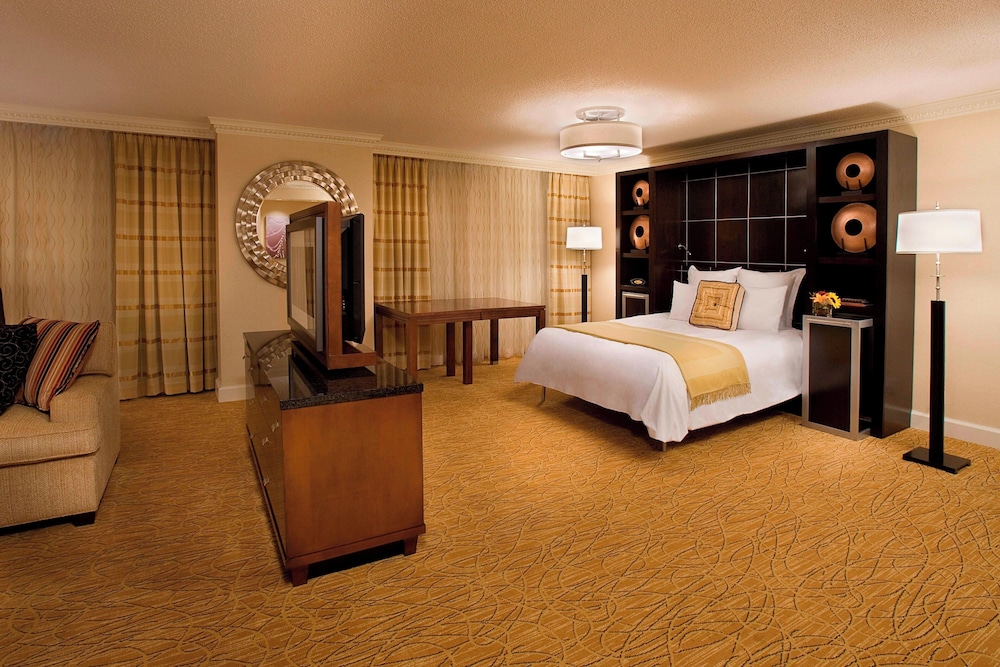 Suite, 1 Queen Bed With Sofa Bed thumbnail 6