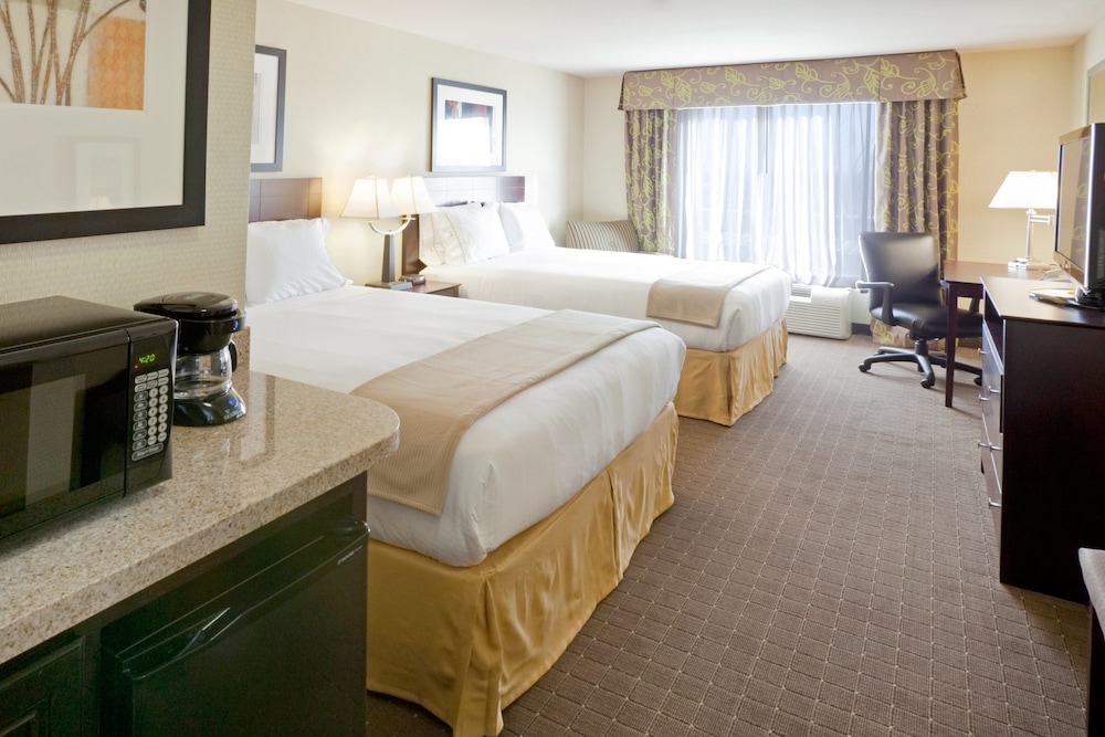 Suite, 2 Queen Beds - Photo 2
