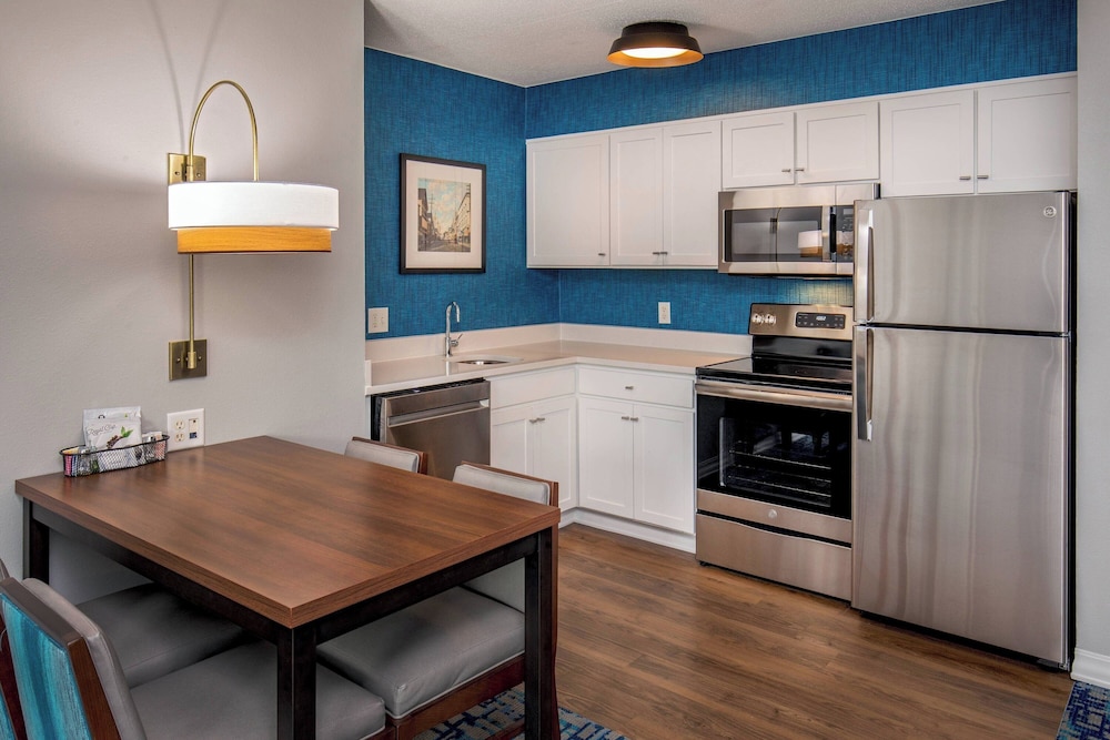 Suite, 2 Bedrooms - Photo 4