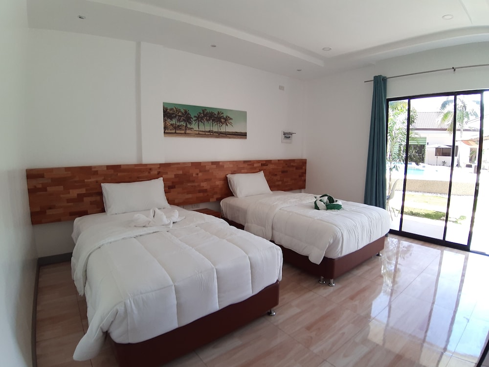 Deluxe Room with Two Double Beds photo 3