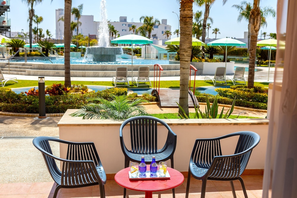 Garden Suite, Poolfront - Photo 2