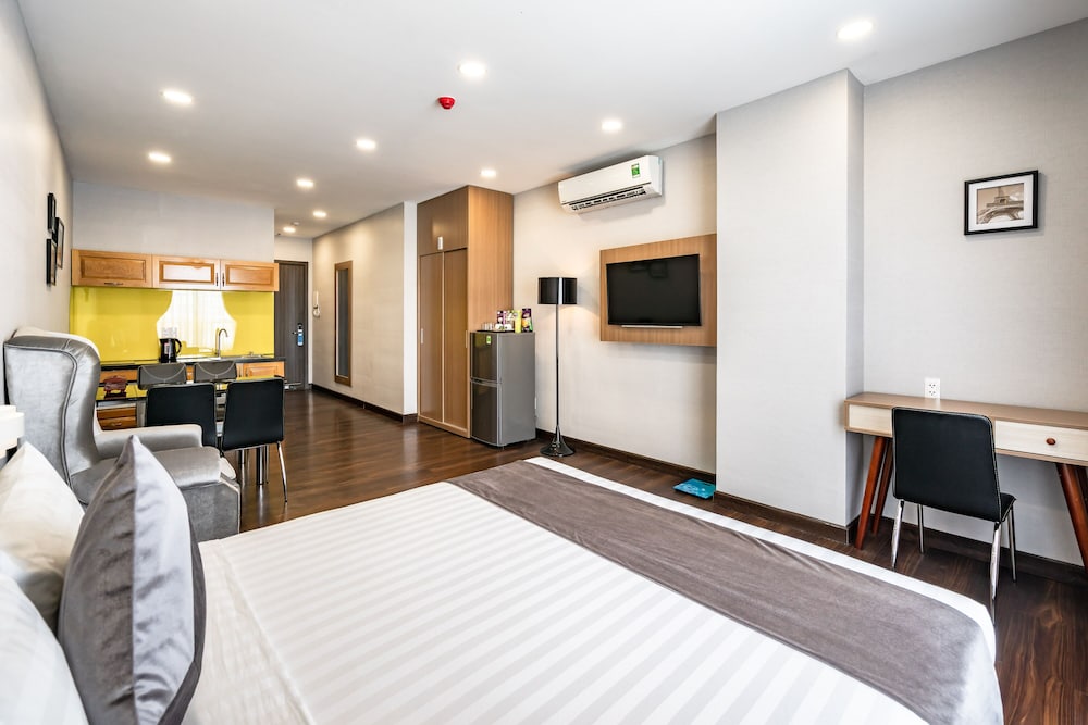 Deluxe Studio, 1 Queen Bed, Non Smoking, City View photo 2