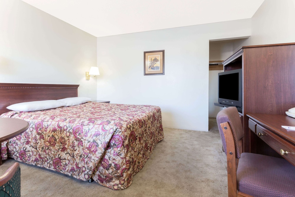 Room, 1 Queen Bed - Photo 8