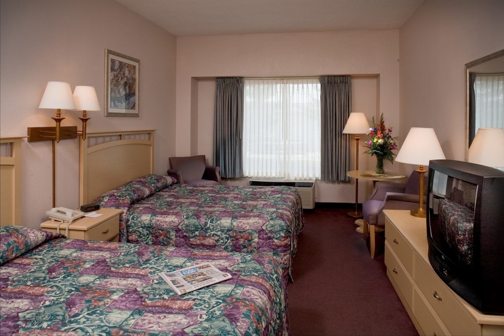 Family Room, 2 Queen Beds, Non Smoking photo 3
