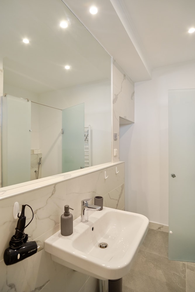 Suite, 1 Bedroom - Photo 2