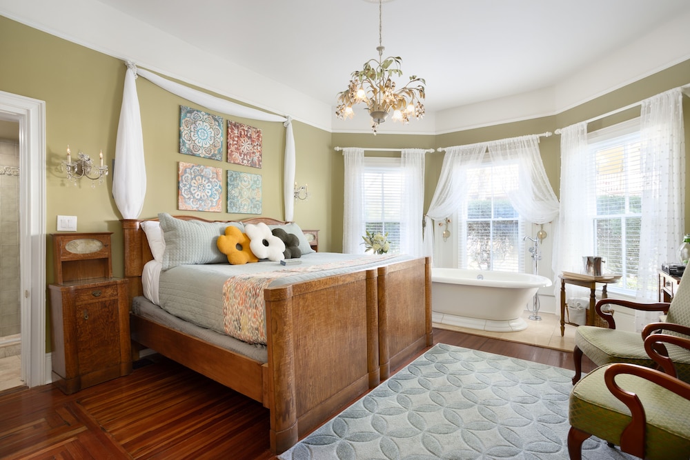 Standard Room, 1 King Bed