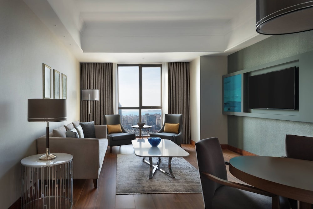 Executive Suite, 1 King Bed, City View