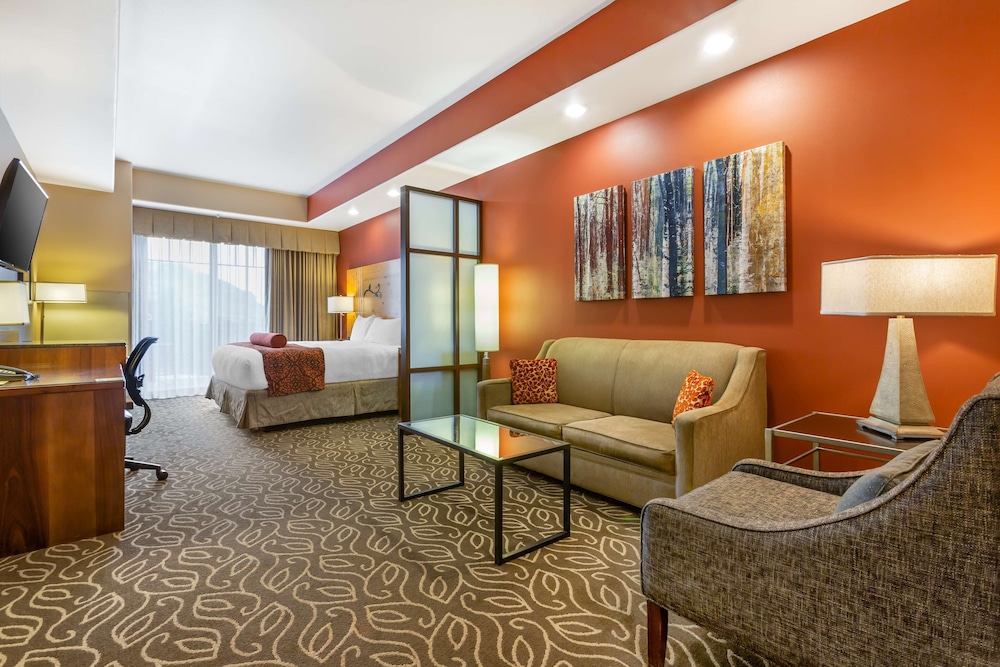 Suite, 1 King Bed, Accessible, Balcony (with Sofabed) photo 3