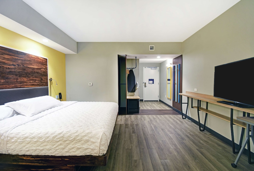 Room, 1 King Bed, Accessible (Hearing, Roll-in Shower) photo 3