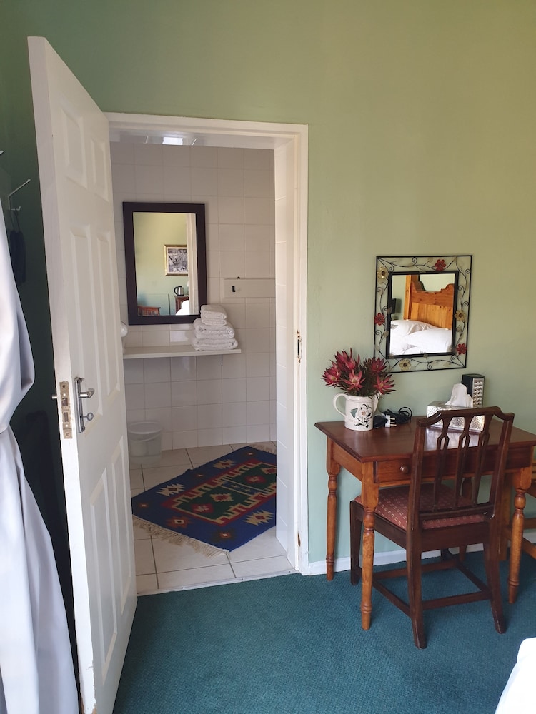 Basic Double Room (Green) photo 3