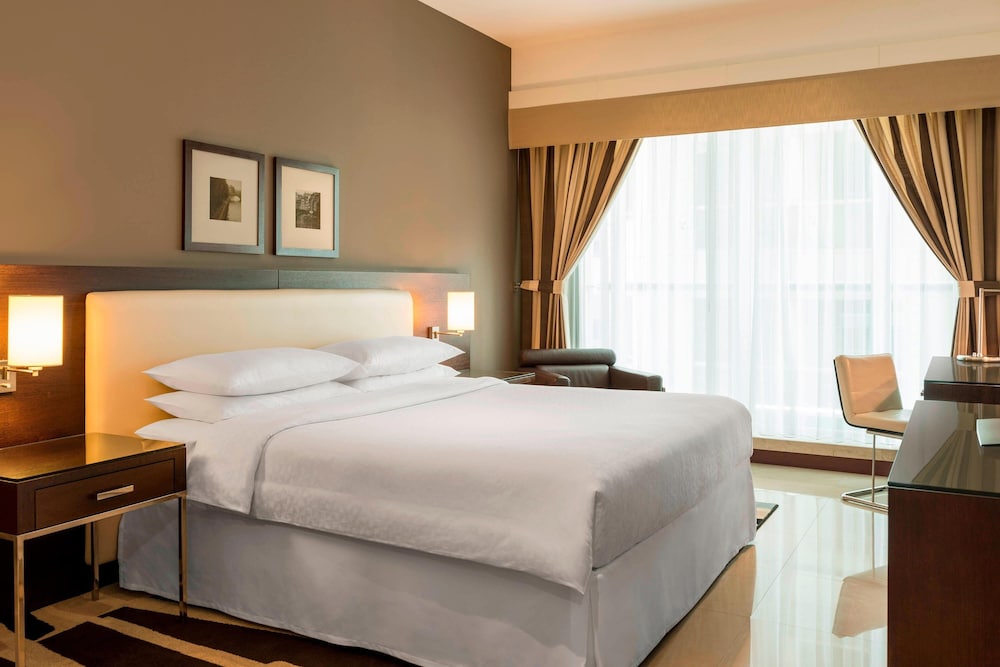 Business Suite, 1 King Bed, Non Smoking, Balcony photo 2