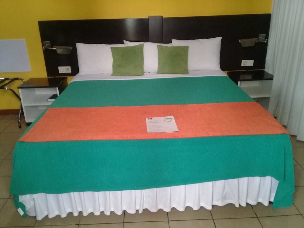 Standard Room, 1 King Bed, Balcony photo 1