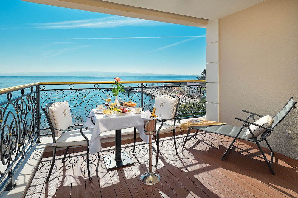 Superior Room, 1 King Bed with Sofa bed, Balcony, Sea front - Photo 8